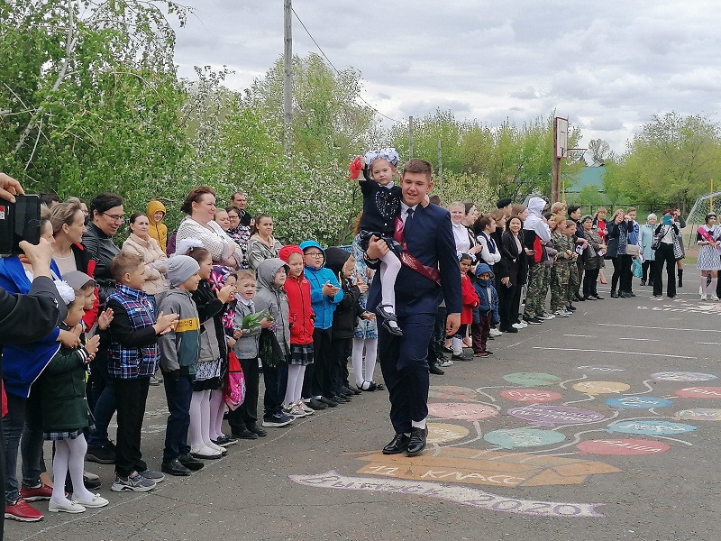 Последний звонок на школьном дворе